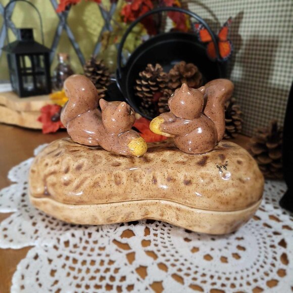🍂 20% OFF - Vintage Peanut Shaped Lidded Bowl with Squirrels - Ceramic Pottery - Picture 6 of 9